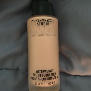 MAC Waterweight SPF Foundation